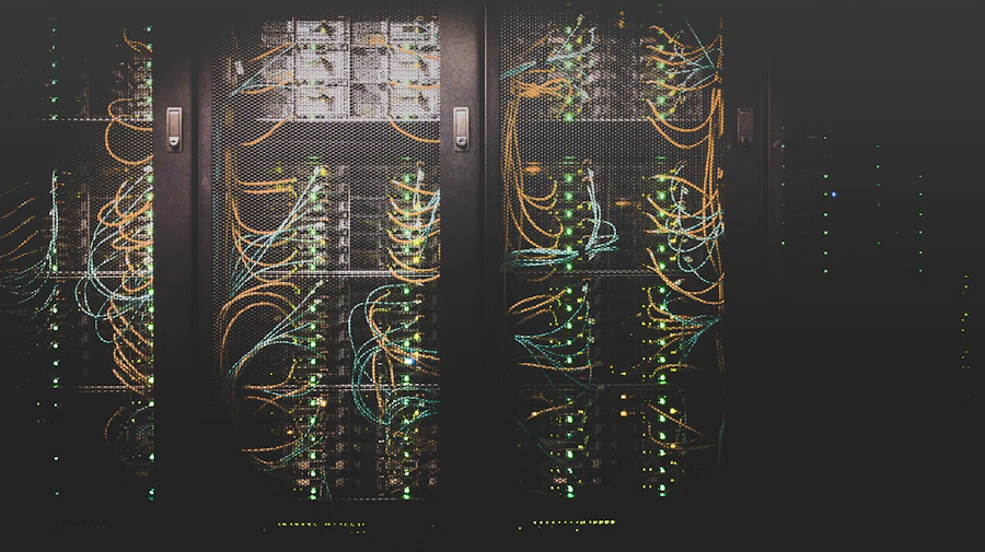 Corredor de servidores em data center, iluminação azul, representando a migração de infraestrutura